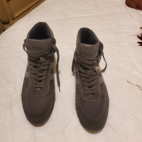 Casual sneaker shoe like new. - Picture 1 of 5
